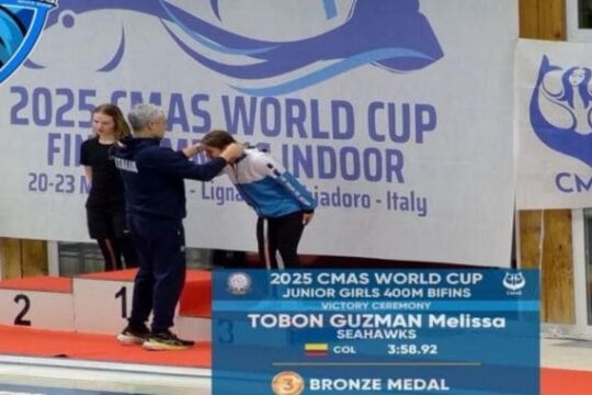 Melissa gana medalla de oro en la Copa Mundo de Natación